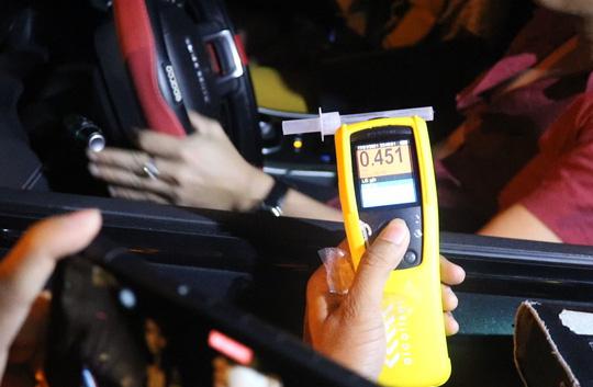 Kết quả kiểm tra cho thấy tài xế V.V.T có nồng độ cồn 0.451 mg/lít khí thở.