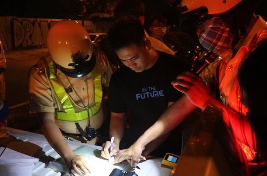 Tổ công tác lập biên bản người vi phạm nồng độ cồn