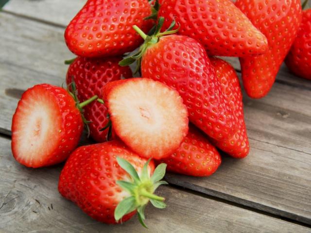 Sức khỏe đời sống - Chưa bao giờ thấy dâu tây rẻ đến vậy, ăn mỗi ngày nhận ngay 3 lợi ích tuyệt vời