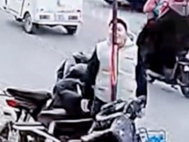 Media - Thiếu niên bị dính lưỡi vì liếm thanh kim loại dưới trời -16 độ C