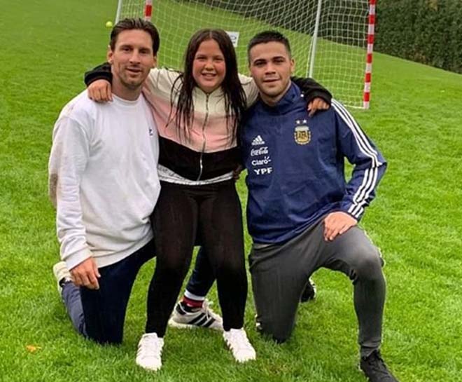 Messi cùng cháu gái Morena (giữa)&nbsp;và em họ Emanuel (phải)