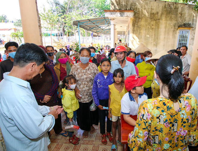 505 phần quà gồm chăn ấm, gạo, tiền mặt… đã được trao cho các hộ gia đình nghèo, trẻ em mồ côi, người già neo đơn xã An Khương trong chiều ngày 16.1.2021.