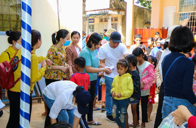 Nhân viên công ty Khang Điền cũng chuẩn bị những phần quà nhỏ gồm sữa, bánh kẹo trao tặng cho các em học sinh xã An Khương.