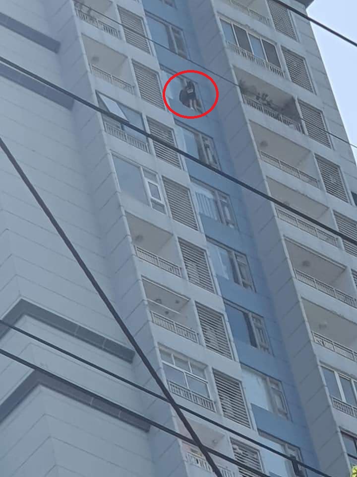 Cô gái đứng trên lan can tầng 15 của chung cư Cantavil