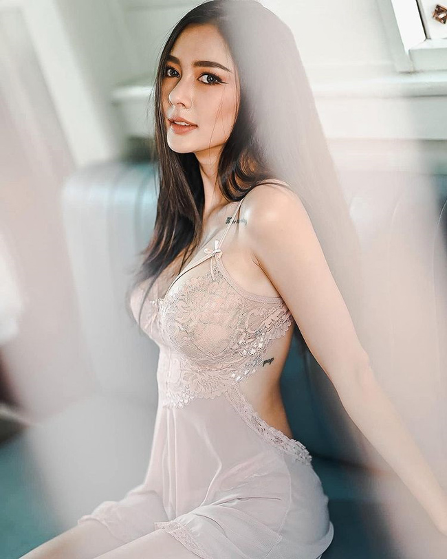 Người đẹp nổi bật giữa "rừng gái xinh Thái Lan" bởi có khá nhiều hình xăm trên cơ thể. 

