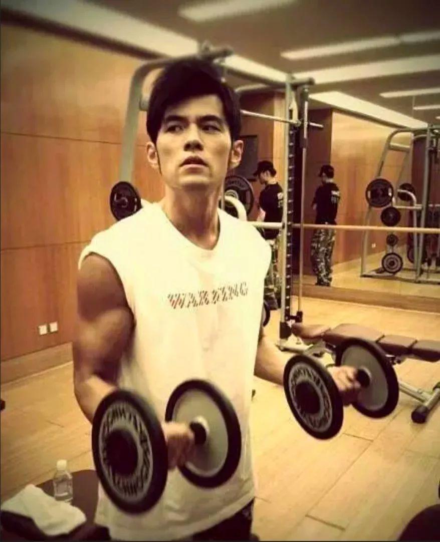 Song song với chế độ ăn uống không thể bỏ qua việc luyện tập giúp bạn khỏe và gầy hơn.