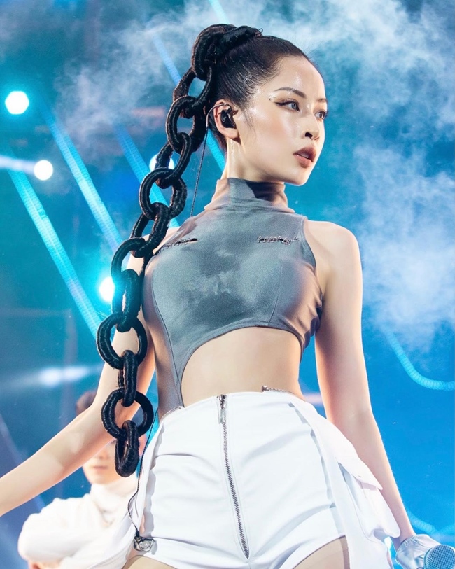 Chi Pu là hot girl đầu tiên gây tranh cãi khi tuyên bố làm ca sĩ vào năm 2017. Tới nay, người đẹp sinh năm 1993 cũng là hot girl duy nhất có nhiều MV ca nhạc nhất.
