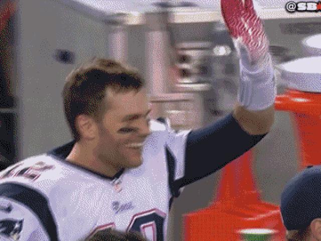 Tranh vui - Tình huống muốn "độn thổ" chỉ vì đồng đội không hiểu ý