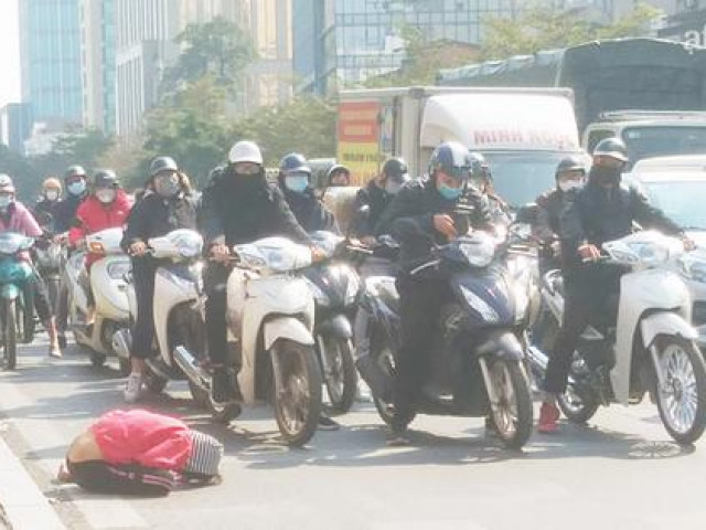 Tin tức trong ngày - Hà Nội: Thót tim hình ảnh bé gái quỳ úp mặt giữa lòng đường bất chấp nguy hiểm