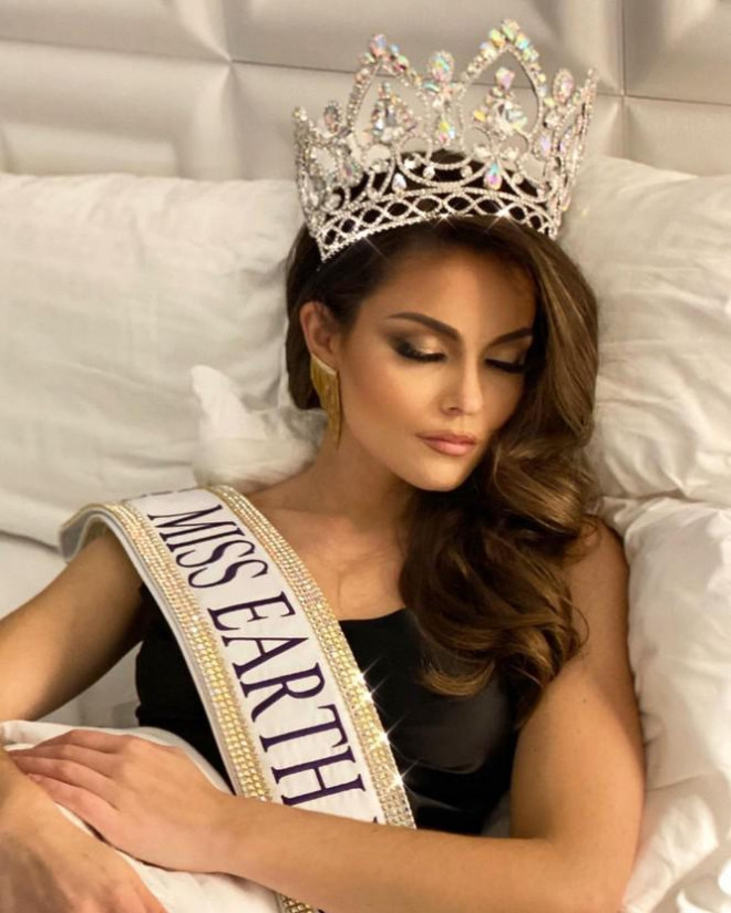 Sắc vóc cực phẩm của người mẫu 27 tuổi đăng quang Hoa hậu Trái đất Mỹ 2021 - 1