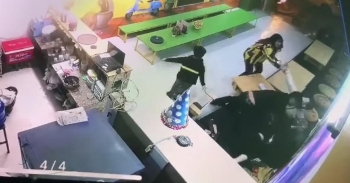 Pháp luật - Lộ lý do người phụ nữ ôm con nhỏ bị 2 thanh niên hành hung dã man ở Hà Nội