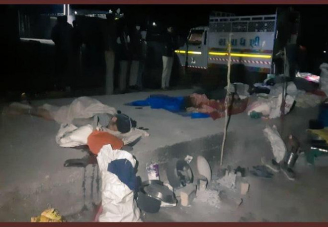 Đang nằm ngủ, 15 người Ấn Độ bị xe ben cán chết - 1