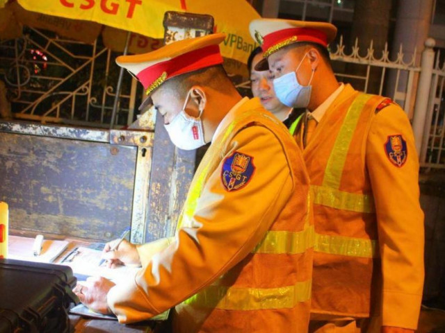 Tin tức trong ngày - Đề nghị CSGT bỏ qua lỗi vì "có nhiều quan hệ"