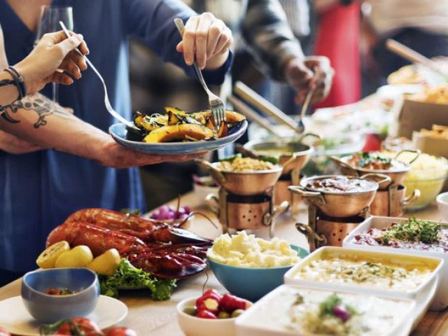 Thị trường - Tiêu dùng - Đi ăn buffet, nếu mắc phải những sai lầm này bạn chỉ có lỗ "sấp mặt"!