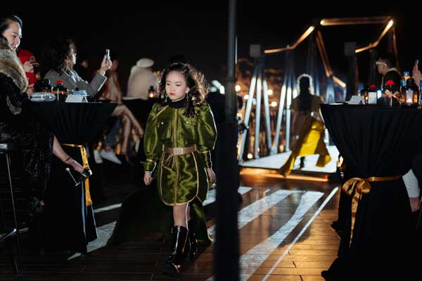 Vào tối ngày 17/1, trên sân thượng một khách sạn tại Hà Nội đã diễn ra show thời trang gồm 2 phần của NTK Thảo Nguyễn. Trong đó thu hút sự chú ý là show thời trang với nhiều set đồ đa dạng được dàn mẫu nhí trình diễn rất tự tin.