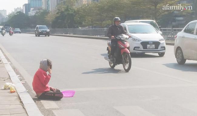 Hà Nội: Thót tim hình ảnh bé gái quỳ úp mặt giữa lòng đường bất chấp nguy hiểm - 3