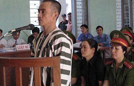 Ông Huỳnh Văn Nén tại phiên tòa hơn 20 năm về trước.