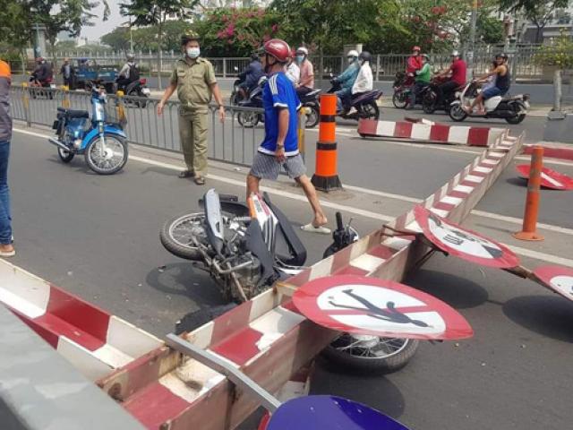 Tin tức trong ngày - Xe tải húc thanh chắn giới hạn chiều cao đổ sập, đè nát đầu xe máy