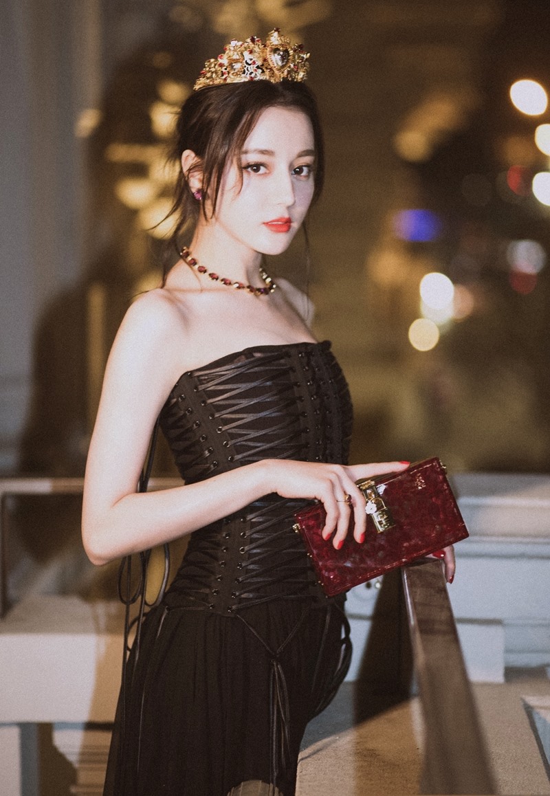 Địch Lệ Nhiệt Ba gắn liền với hình ảnh của thương hiệu xa xỉ Dolce & Gabbana.