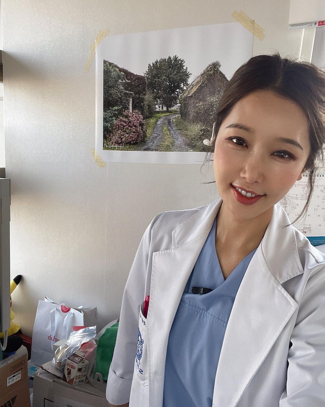 Lee Su Jin là bác sĩ nha khoa người Hàn Quốc, nổi bật với vẻ ngoài trẻ trung ở tuổi&nbsp;52.