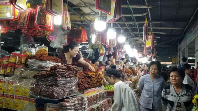 Thực phẩm phục vụ dịp Tết cổ truyền bày bán ngập các chợ dân sinh