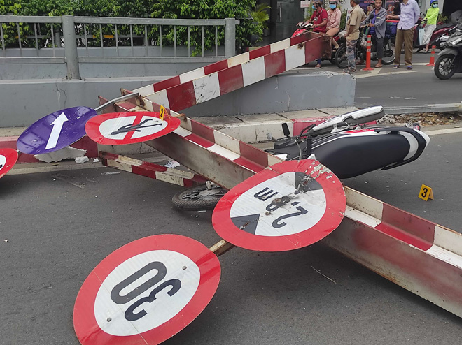 Thanh chắn giới hạn chiều cao nằm chắn ngang đường