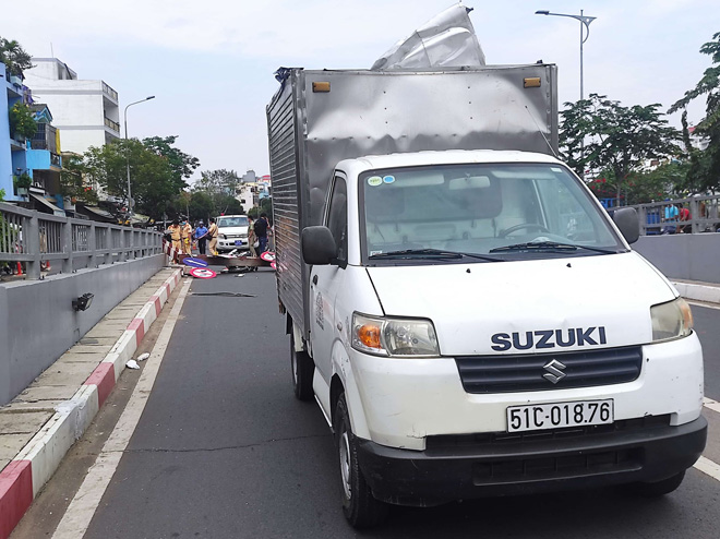  Phần thùng xe tải bị hư hỏng sau tai nạn