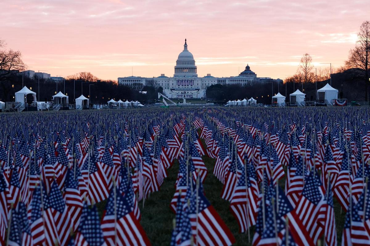 “Cánh đồng cờ” trước Điện Capitol (ảnh: Reuters)