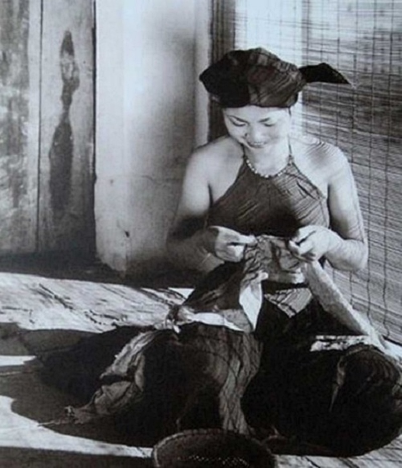 Áo yếm gắn liền với phụ nữ Việt Nam với thiết kế đơn giản nhưng gợi cảm tinh tế.