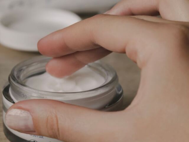 Thị trường - Tiêu dùng - Nữ người mẫu tiêu tan sự nghiệp vì một sản phẩm làm đẹp của một công ty Thụy Sỹ