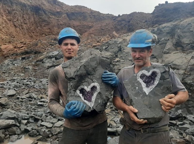 Các thợ mỏ làm việc ở mỏ Santa Rosa của công ty khoáng sản Uruguay Minerals, Uruguay gần biên giới với Brazil vừa phát hiện khối đá thạch anh đặc biệt, bên trong chứa hình trái tim rất kỳ lạ. 
