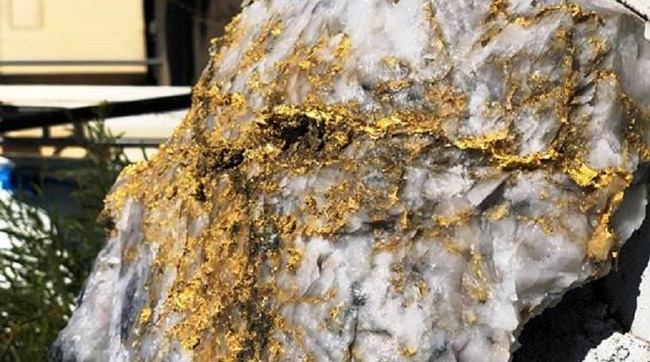 Hồi năm 2018, một công ty khai thác mỏ cũng đã tìm thấy tảng đá lớn nặng 95kg. Trong khối đá này chứa 2400 ounce vàng. Tảng đá còn lại nặng 63kg, chứa 1600 ounce vàng.
