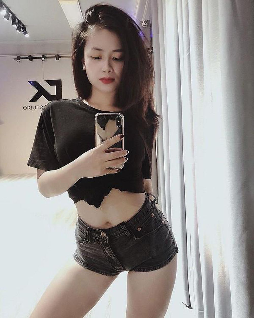 Hết “kín cổng cao tường” tại Sao Nhập Ngũ, Dương Hoàng Yến quá gợi cảm, sexy ngoài đời thường - 4