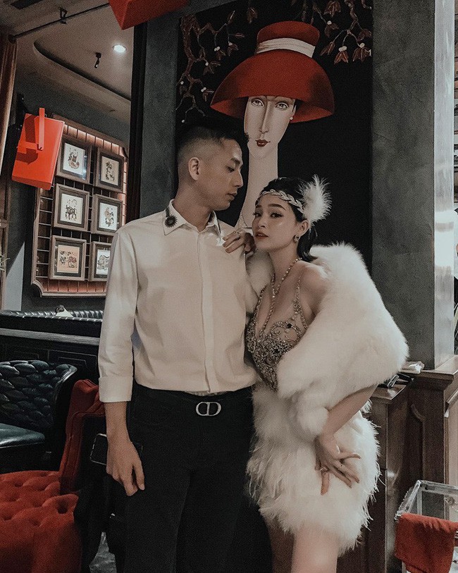 Hơn 10 năm yêu và chung sống bên nhau, Ngọc Mon và ông xã luôn dành cho nhau những cử chỉ ngọt ngào, lãng mạn như thuở mới yêu.
