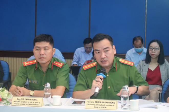 Thiếu tá Trịnh Khánh Hùng (phải) tại buổi tọa đàm. Ảnh: Phạm Dũng
