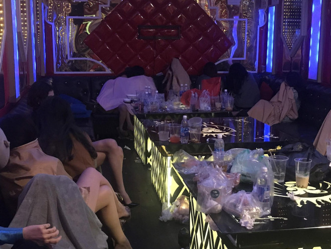 Công an bắt quả tang nhiều tiếp viên đang phục vụ khách không đúng quy định