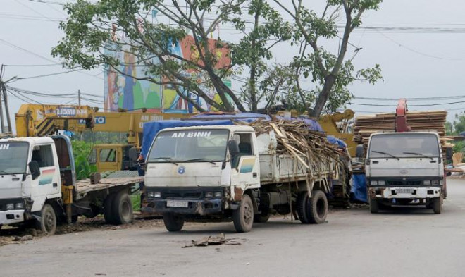 Đoạn dốc cuối đường 422 (Tân Hội, Đan Phượng, Hà Nội) thường xuyên có một số xe hết niên hạn hoặc hết hạn đăng kiểm vài năm
