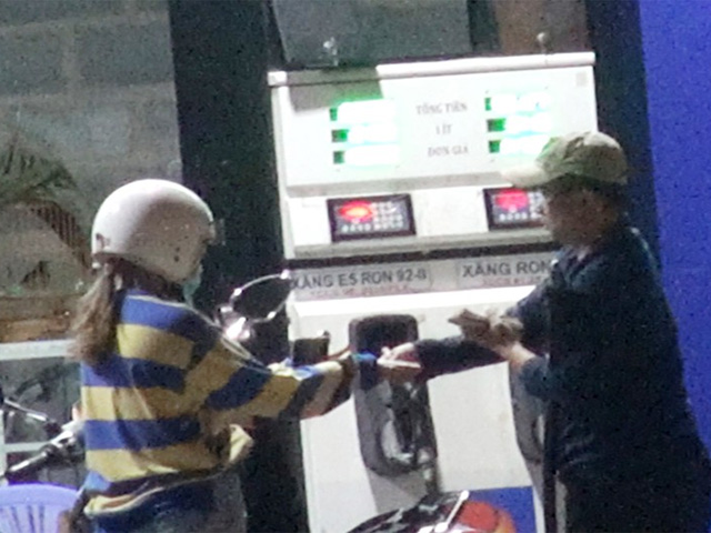 Tin tức trong ngày - Điều tra: Trộm tiền của khách mua xăng bằng cách bơm nối số