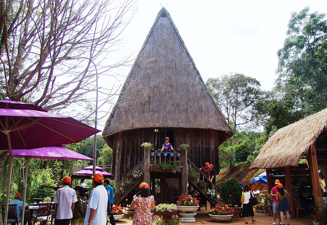 Kon Tum: Nằm ở phía bắc xa xôi của vùng cao nguyên miền Trung, Kon Tum đặc biệt rất ít khách du lịch. Vì vậy những du khách muốn tìm hiểu thêm về Việt Nam có thể thực sự hòa mình vào cuộc sống nơi này. 
