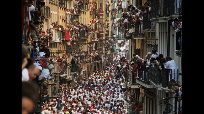 Chạy đua với bò tót (Tây Ban Nha): Tháng 7 hằng năm, hơn 1.000 vận động viên tham gia cuộc chạy đua với bò tót của Pamplona và những người chơi phải cố gắng chạy nhanh hơn những chú bò tót điên cuồng qua các khu phố cổ.
