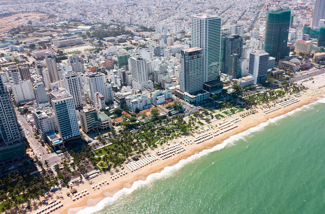 Nha Trang: Thành phố du lịch này đang&nbsp;phát triển mạnh. Nha Trang với bãi biển cát trắng tuyệt đẹp thu hút khách du lịch với hệ sinh vật biển đa dạng, vùng nước sạch và những rạn san hô ấn tượng.
