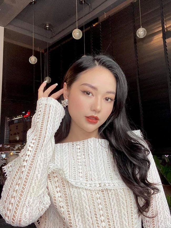 Ngoài ra, cô còn tự tin với hình xăm lớn ở cánh tay, cá tính nhưng vẫn dịu dàng.
