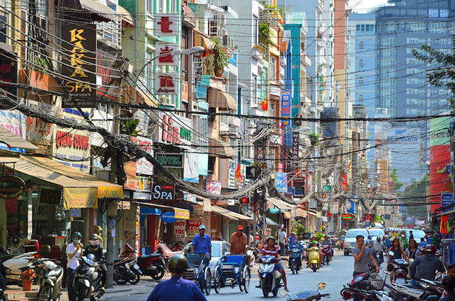 TP.HCM: Buổi tối ở thành phố luôn nhộn nhịp với các quán bar và nhà hàng trở nên sống động khi du khách và người dân địa phương tập trung trên những con phố đông đúc.
