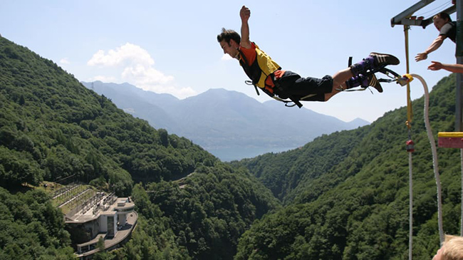 Nhảy bungee 007 tại đập Contra (Thụy Sĩ): Được mệnh danh là cú nhảy 007, đập Contra là nơi bạn sẽ có cơ hội lao xuống từ độ cao 220m ở Ticino.
