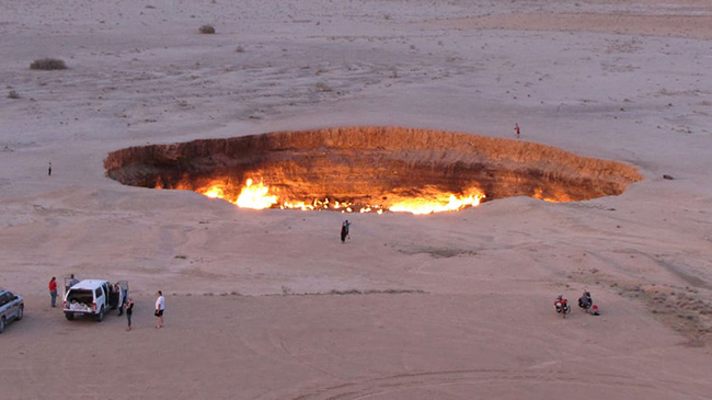  Cánh cửa địa ngục (Turkmenistan): Hơn 4 thập kỷ sau khi các nhà khoa học khoan nhầm một hố sụt và khiến hầm chứa khí bốc cháy, miệng núi lửa Darvaza vẫn đang cháy cho đến tận ngày nay.
