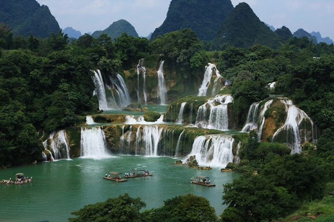 Cao Bằng: Những ngọn đồi tươi tốt, thung lũng phồn hoa và những thác nước tuyệt đẹp khiến Cao Bằng như một thiên đường xinh đẹp và mát mẻ.
