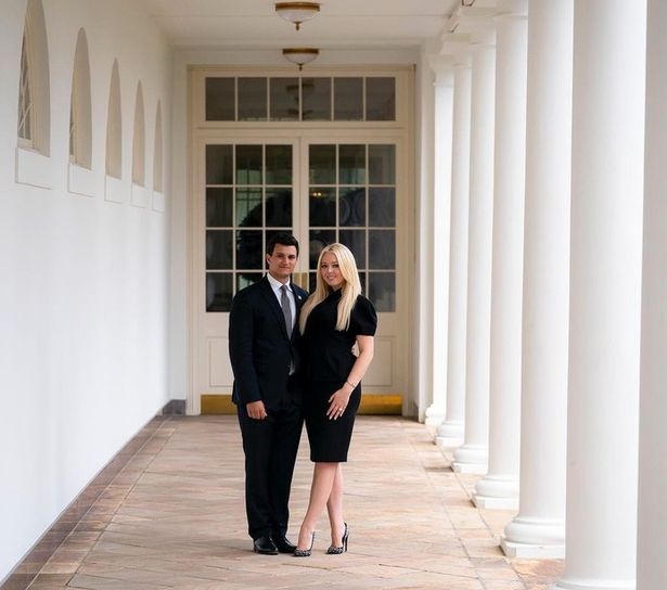 Tiffany Trump chụp ảnh cùng hôn phu ở Nhà Trắng, tay đeo nhẫn đính hôn.