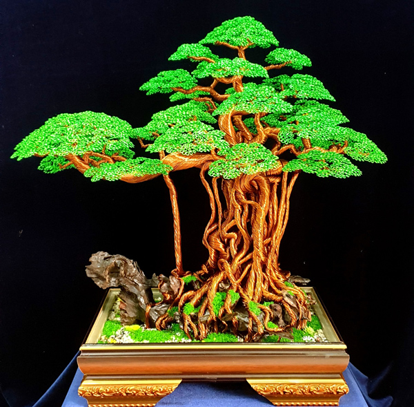 Một cây bonsai làm từ dây đồng nhiều màu sắc.