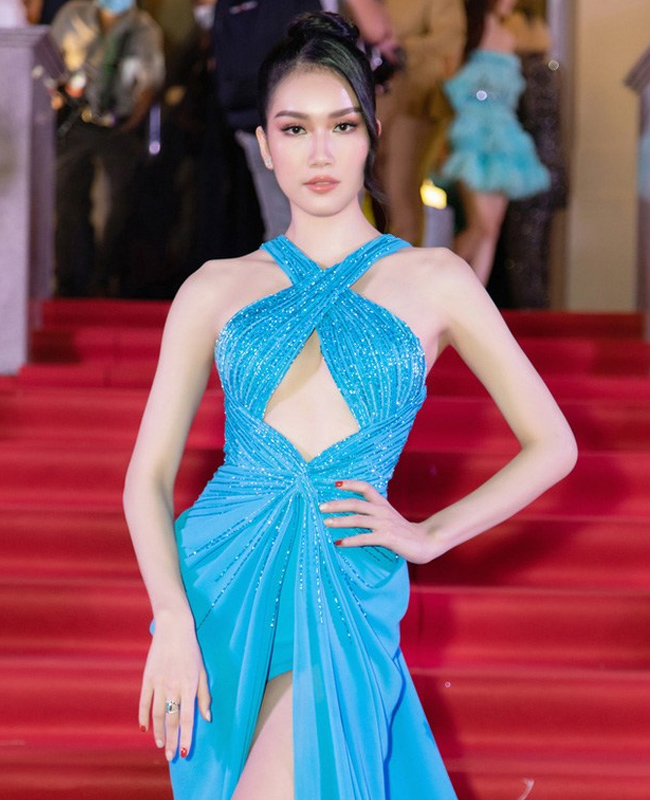Váy "hở đúng chỗ hiểm" của chị em showbiz Việt ngày càng "biến tướng" - 10