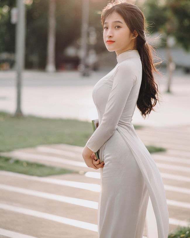 Tà áo dài kín đáo vẫn có thể tôn lên đường cong mỹ miều của nữ sinh Đồng Nai. 
